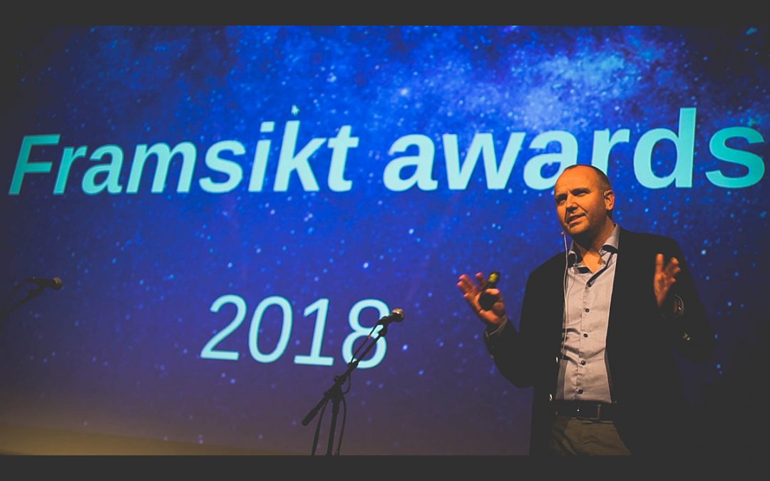 Framsikt-Awards Bilde av mann som står foran en stor skjerm