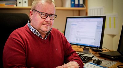 larvik-kommune-framsikt Bilde av mann som sitter på et kontor