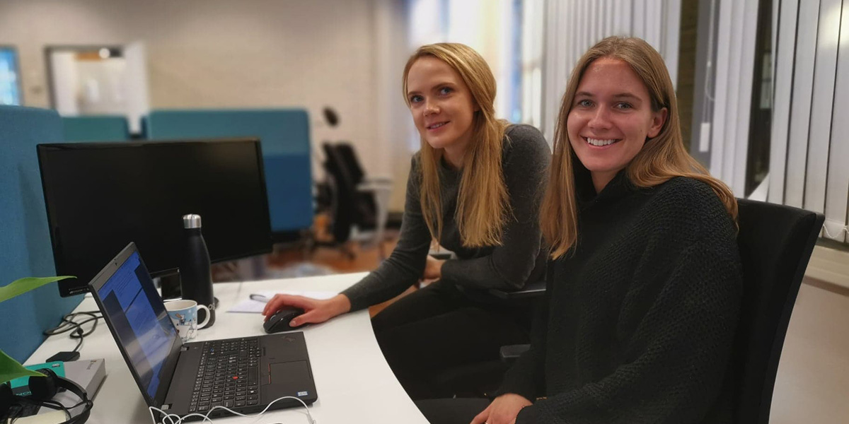 To av Framsikt sine kvinnelige traineer som går tur i fjellet i Vesterålen