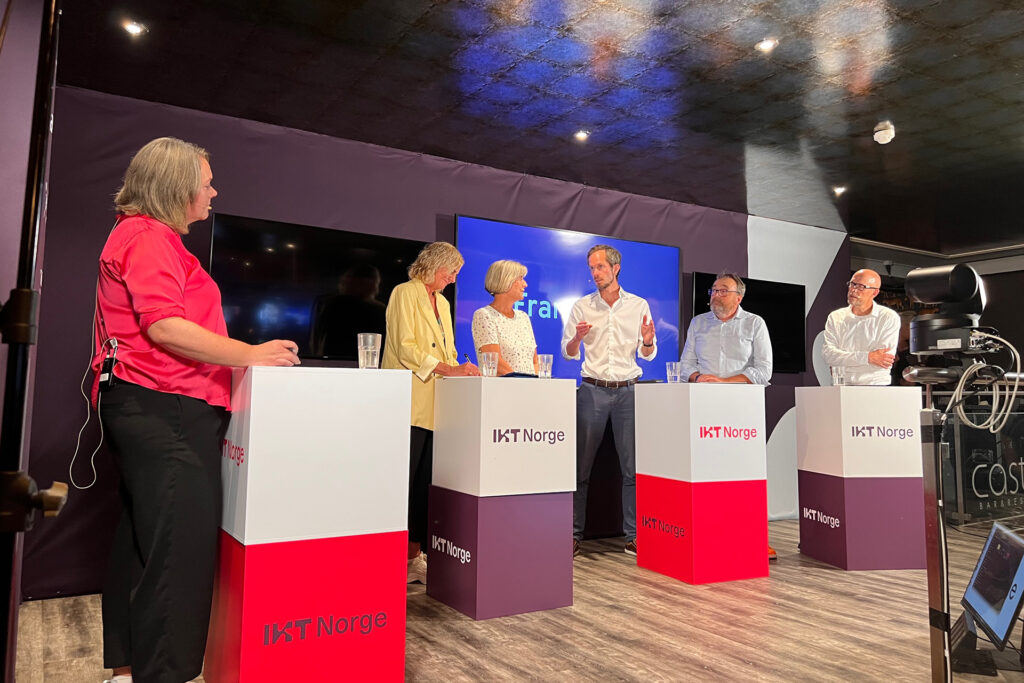 Et panel av mennesker i debatt på Arendalsuka