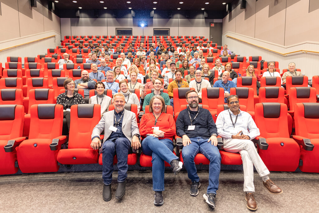Framsikt kick off, samlet i Bø hallen kino, viser Framsikt som sitter i kinosetene