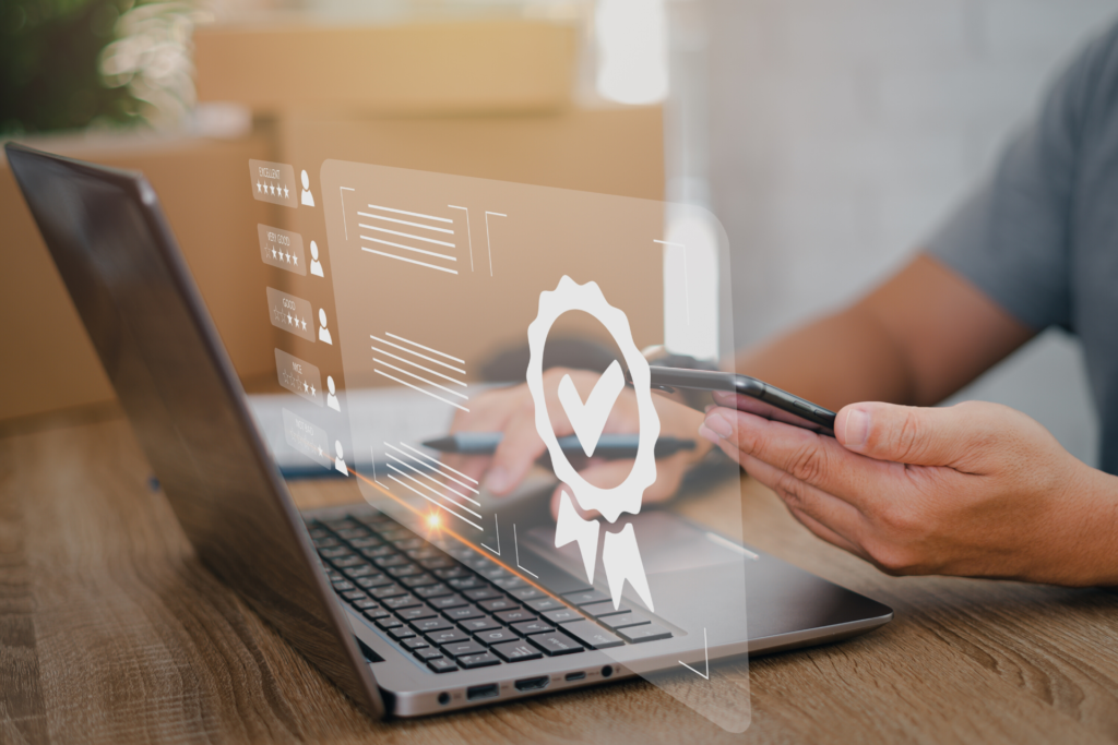 Bilde av en person som sitter framfor en PC med en illustrasjon av et verifiseringssymbol over bildet.