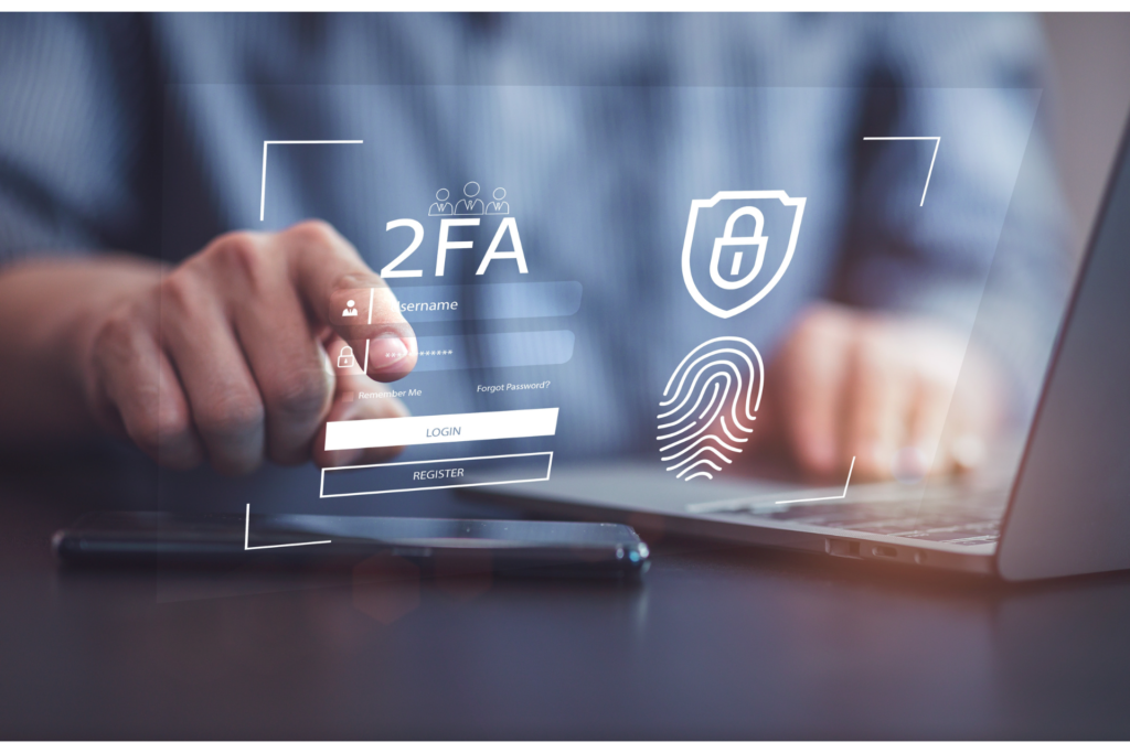 En person sitter foran pc-skjermen og trykker på mobilen. I bildet er to-faktor-autentisering illustrert.