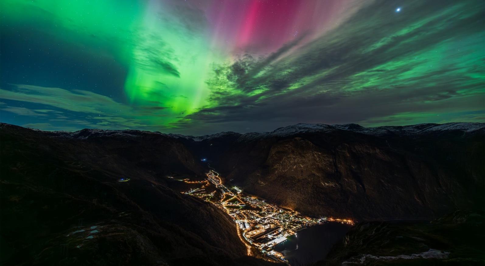 Nordlys over Høyanger</p>
<p>Foto: Odd Arild Løseth