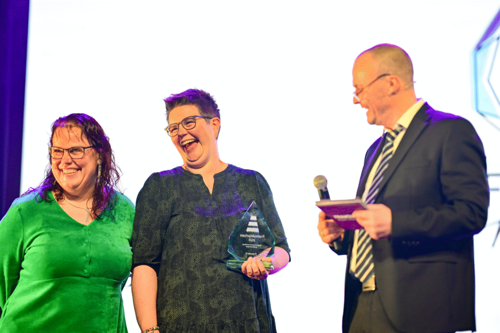 Anja Kleppe Lyngra, rådgiver og Anita Steinsland Moi, økonomisjef i Klepp kommune mottar Framsiktprisen for Beste handlings- og økonomiplan for andre året på rad.